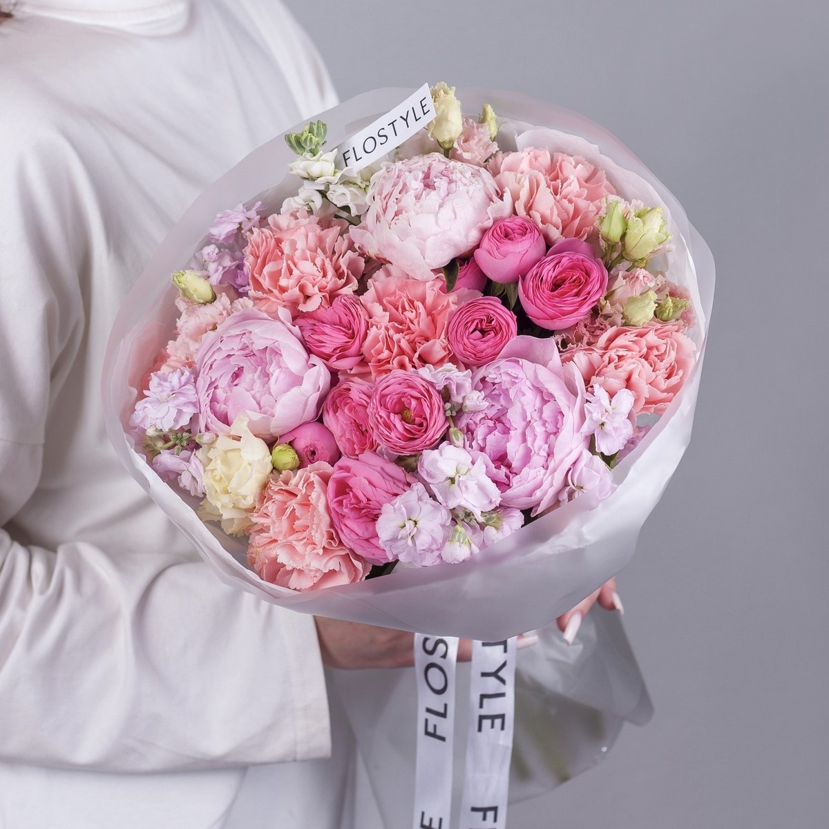 yarkij buket s pionami i kustovoj rozoj 6